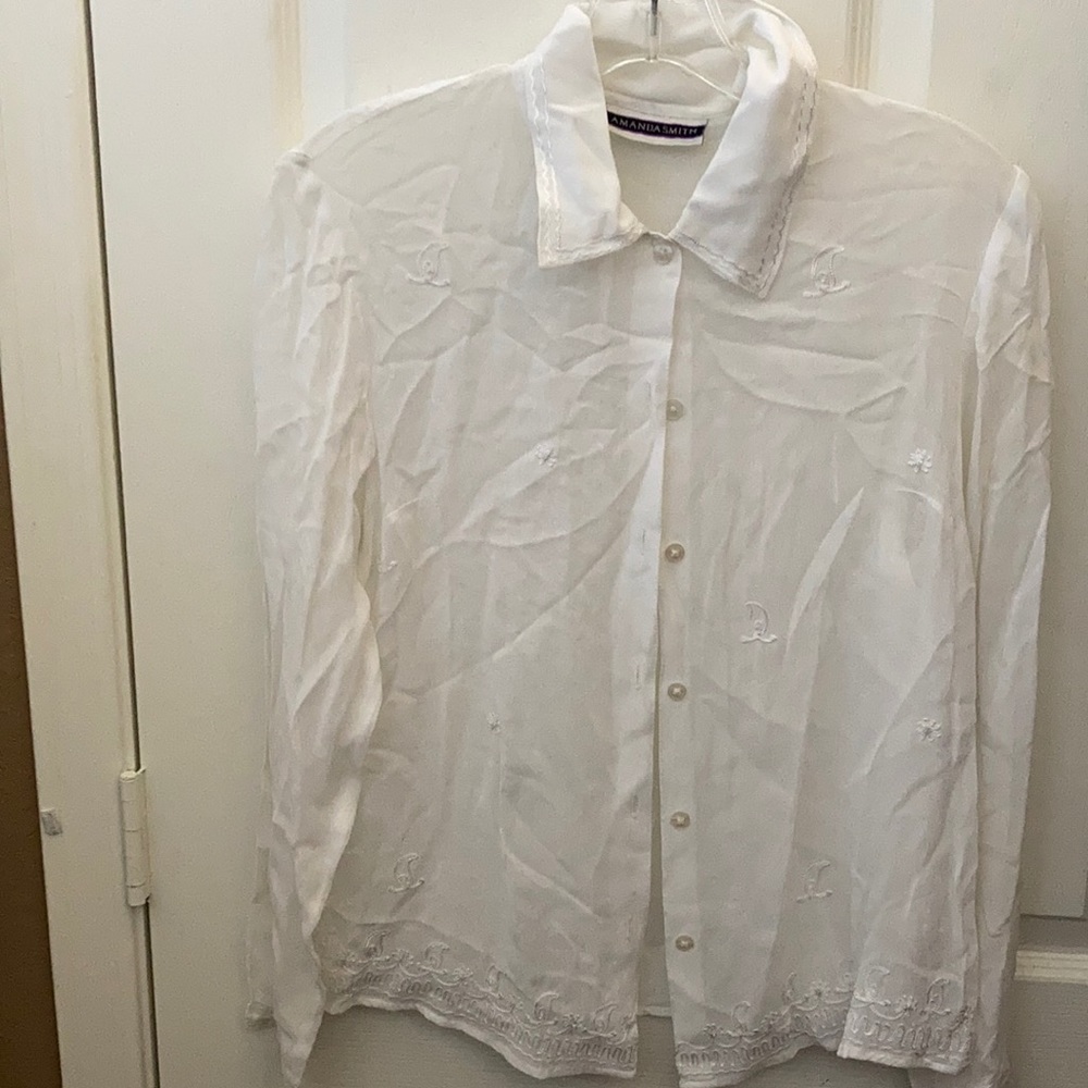 FINAL MARKDOWN Amanda smith embroidered blouse small